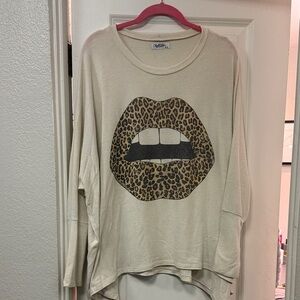 Lauren Moshi Cream Sweatshirt with Leopard Lips Design
